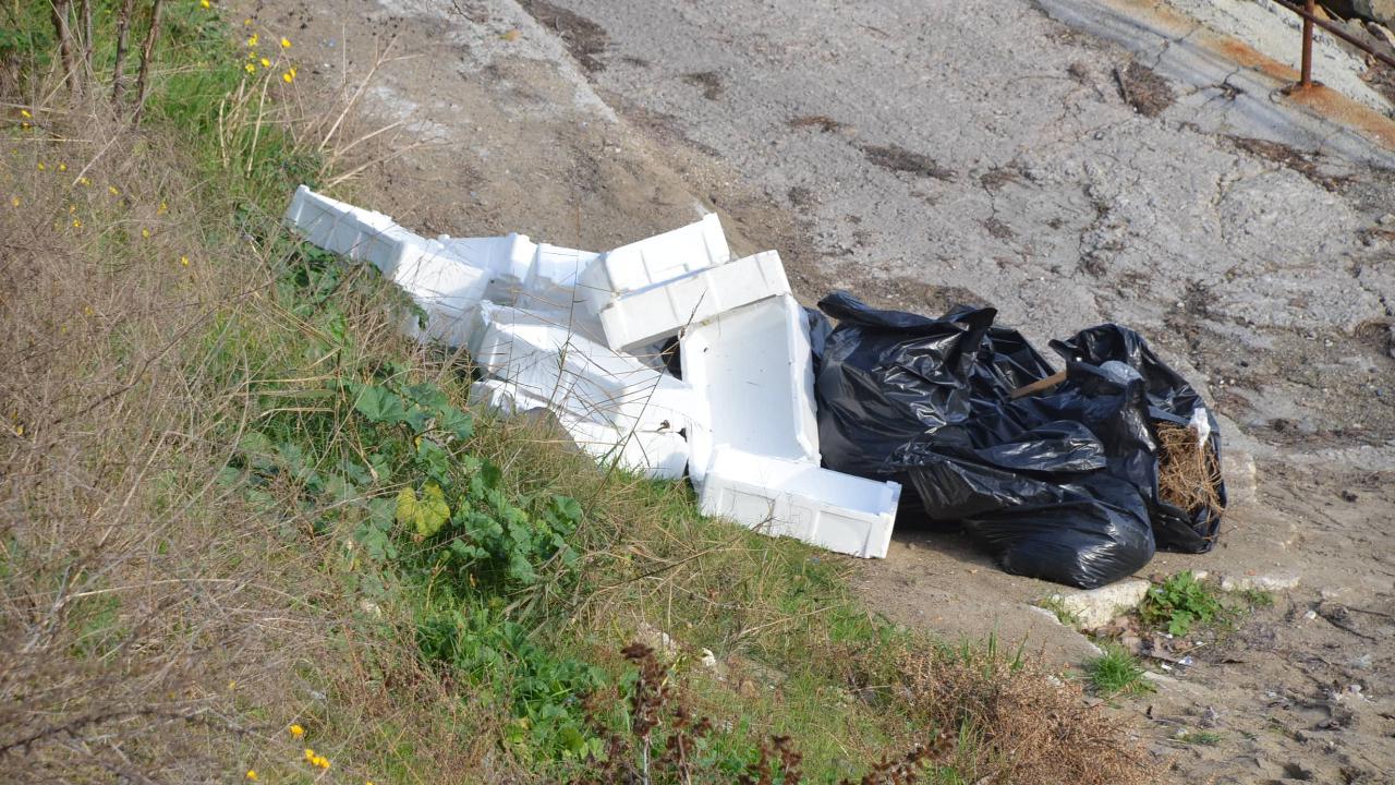Poşetlenmiş çöpler plajda günlerdir bekliyor