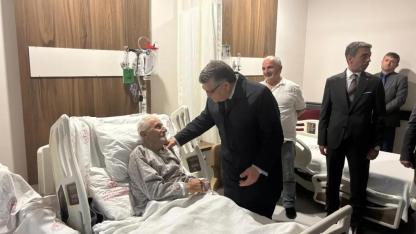 Vali Özarslan, şehit babasını hastanede ziyaret etti