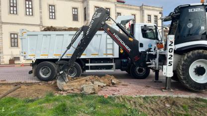 Kırmızı taşlar sökülüyor