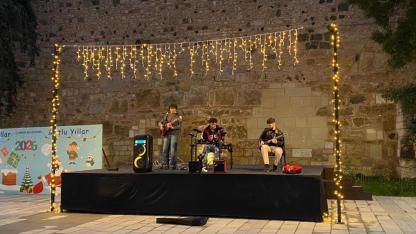 Sinop’ta yılbaşı pazarı gençlerin performansıyla canlandı