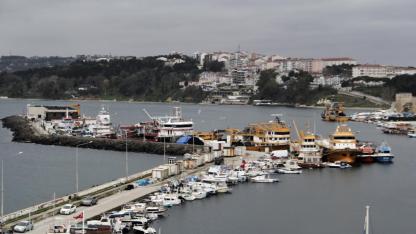 Yük gemileri Sinop Limanı’na sığındı