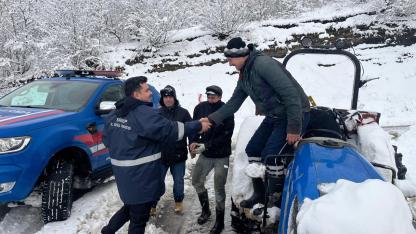 Devletin sıcaklığı karlı havada karşılarına çıktı