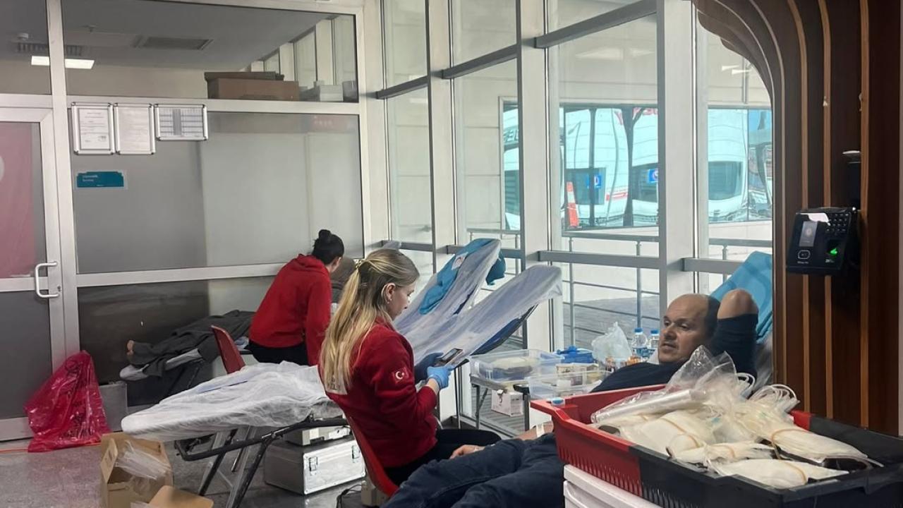 Sağlıkçılar bu kez bağış için kolları sıvadı