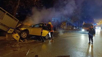 Sinop'ta kaza yapan otomobil alev aldı! Ekipler zamanla yarıştı