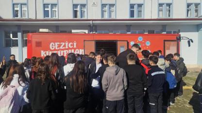 Sinop’ta öğrenciler gezici kütüphaneyi keşfetti