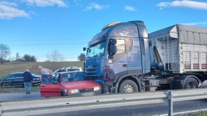 Tır, otomobile çarptı; Araç 20 metre sürüklendi