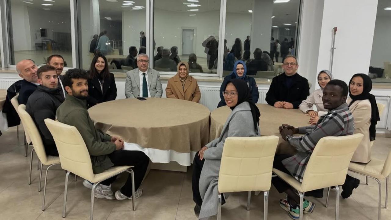 Uluslararası öğrenciler gönüllü rehberleriyle buluştu