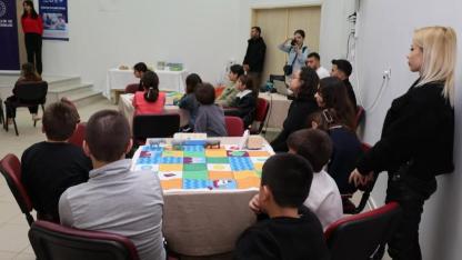 Üniversitelilerden minik kardeşlerine temel kodlama eğitimi