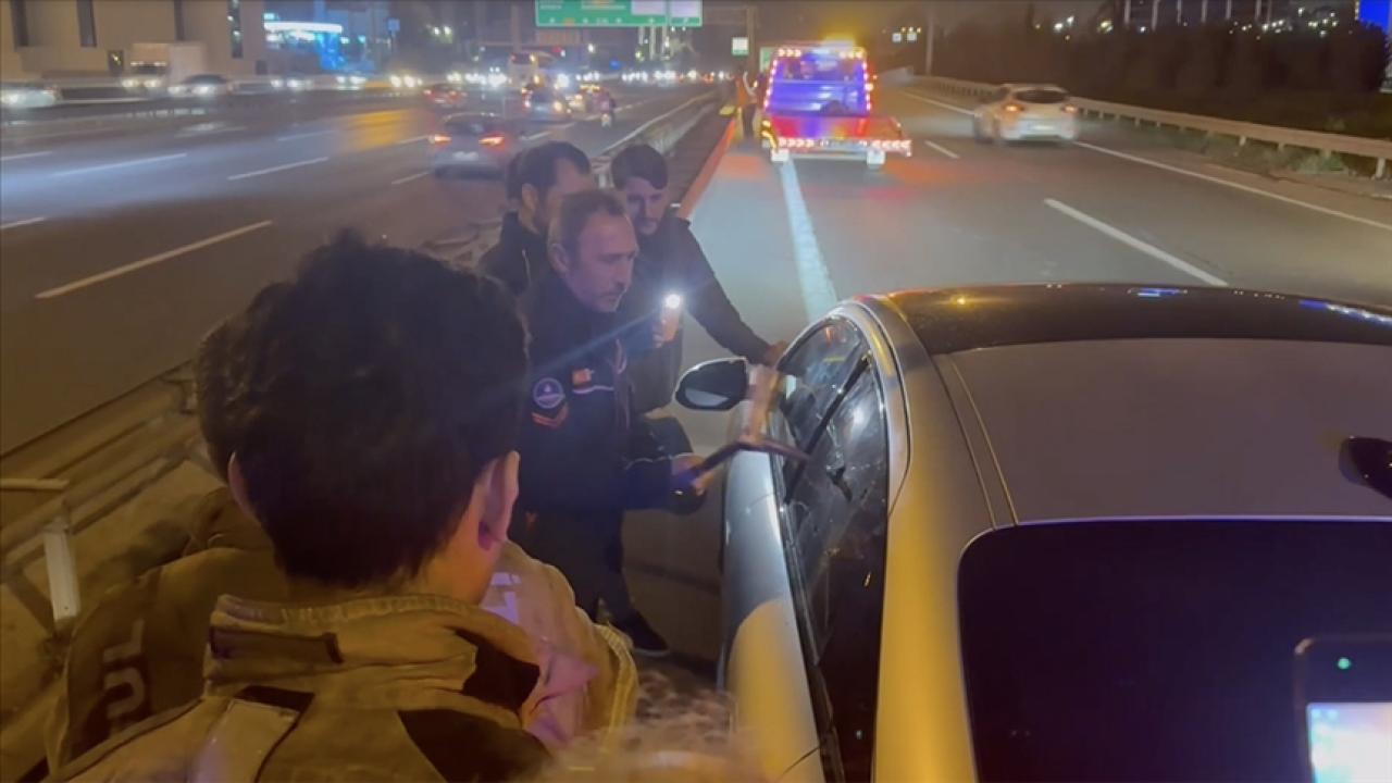 Uyuyakalan sürücüye ulaşmak için aracın camını baltayla kırdılar