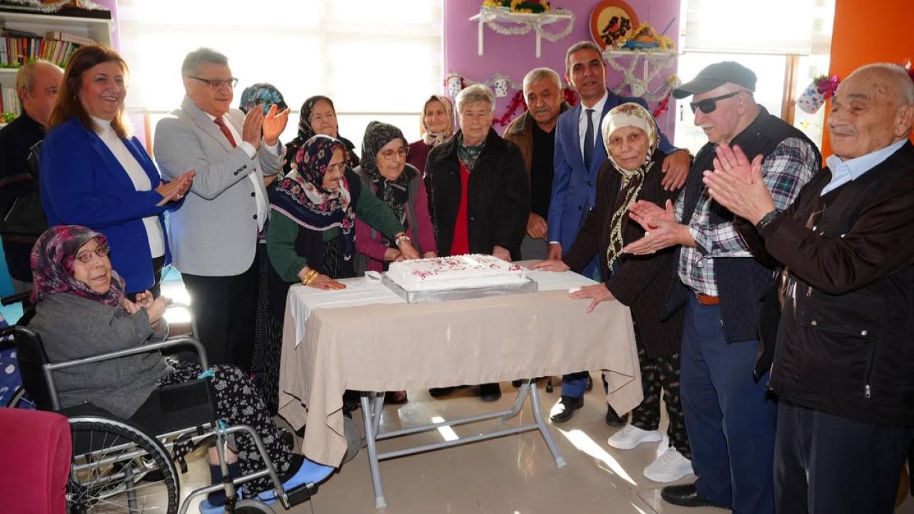 Vali Özarslan’dan huzurevinde yeni yıl buluşması