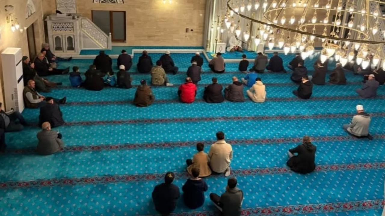 Yılın en uzun gecesinde gençler camide buluştu