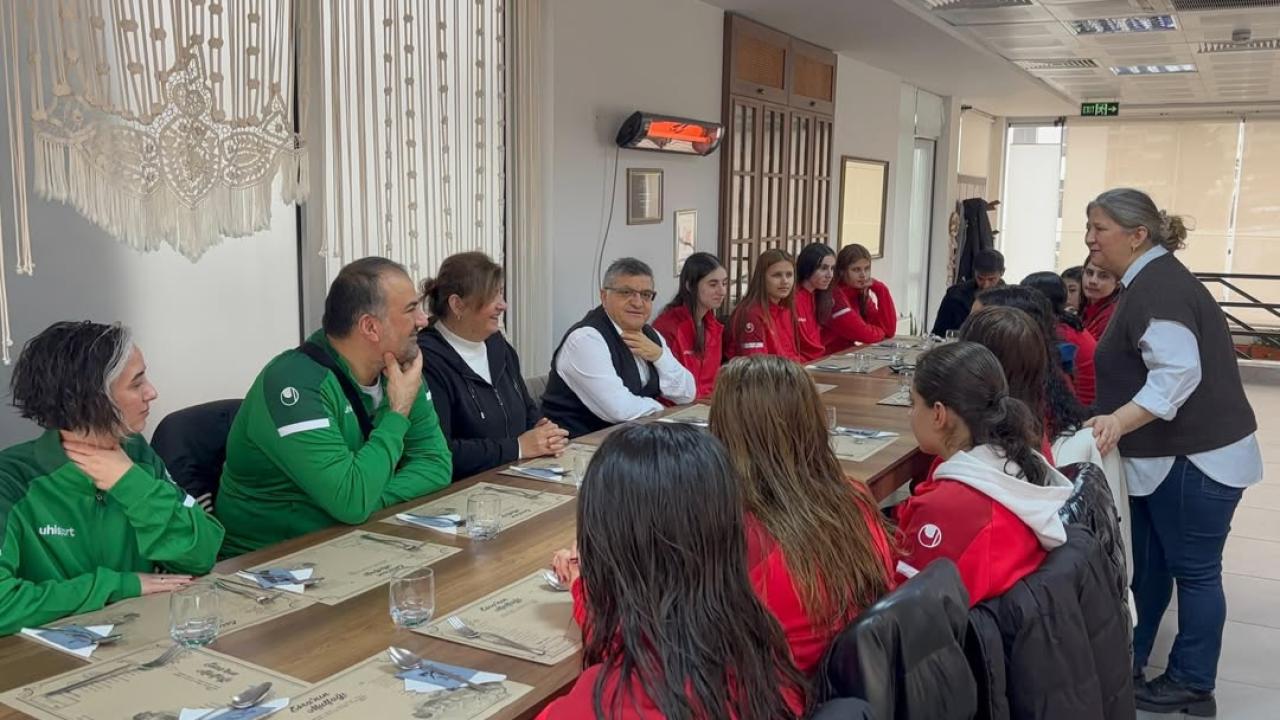 Adanalı Hentbolcular Sinop’ta Vali Özarslan’la buluştu