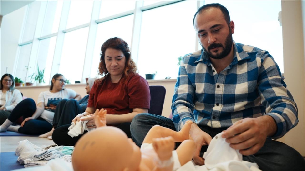 Anne ve baba adayları doğuma gebe okulunda hazırlanıyor