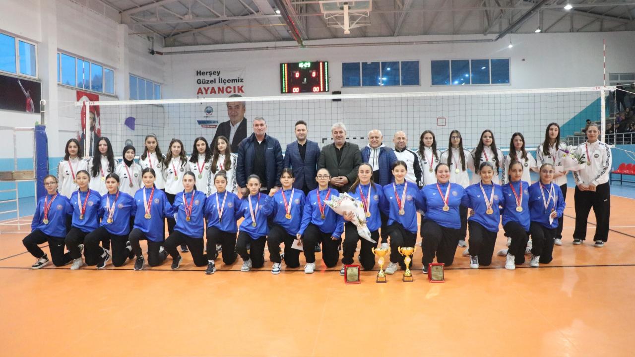 Ayancık’ta 2025 Kış Voleybol Turnuvası sona erdi