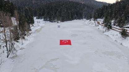 Ayancık’ta buz tutan göle Türk bayrağı açıldı