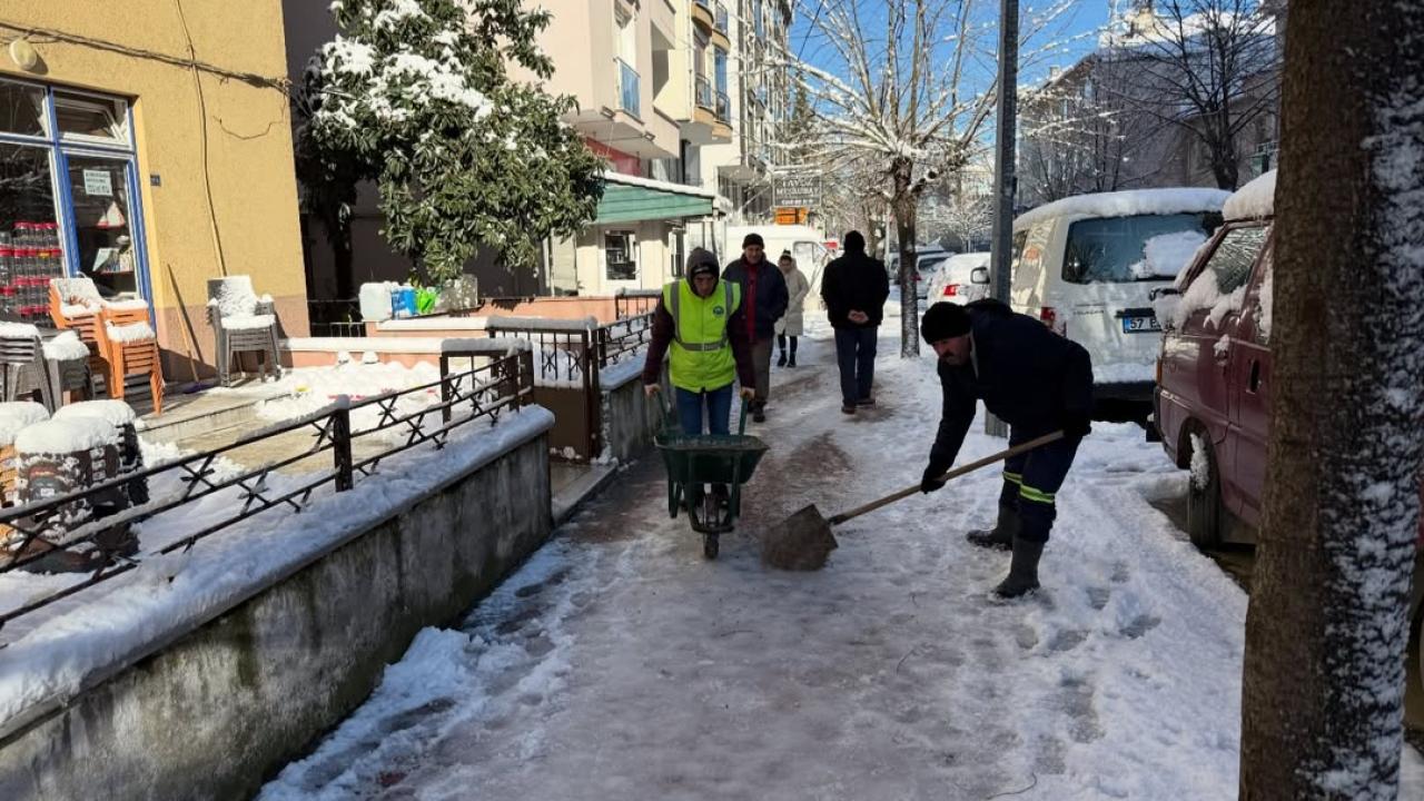 Ayancık’ta karla mücadele çalışmaları sürüyor