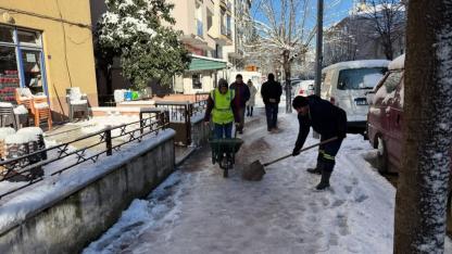 Ayancık’ta karla mücadele çalışmaları sürüyor