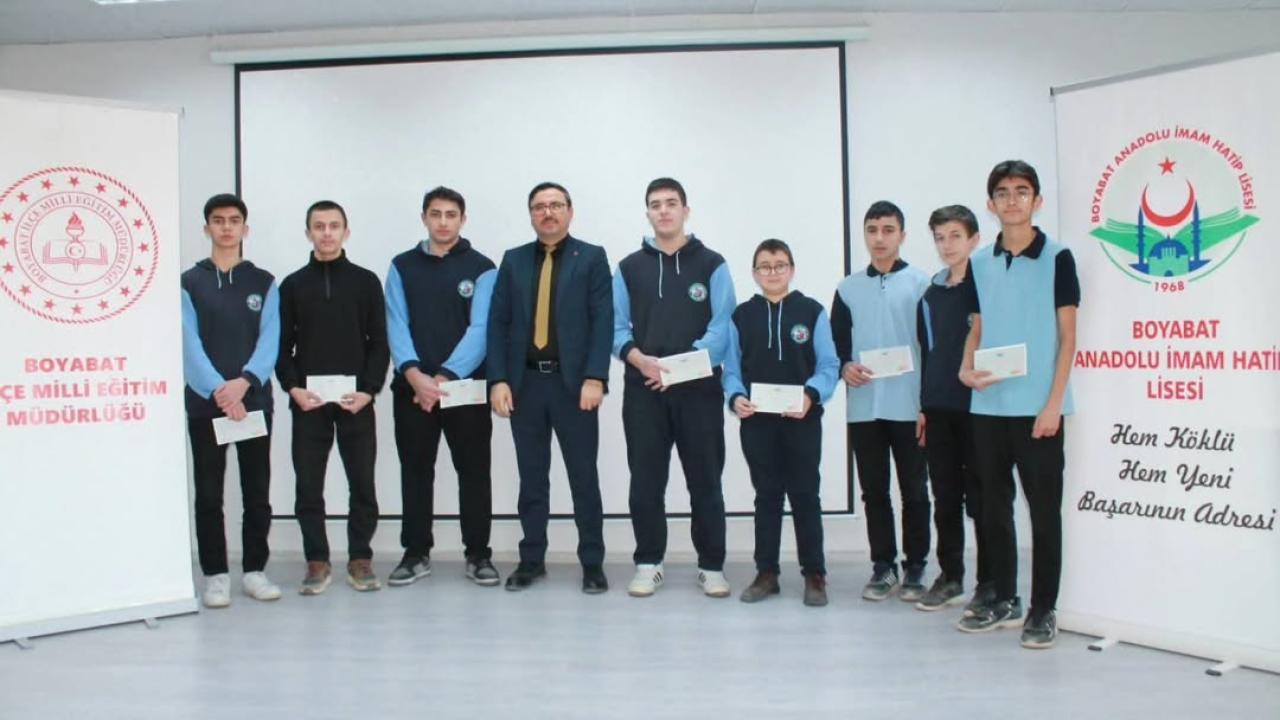 Boyabat’ta hafızlık kursunu tamamlayan öğrenciler ödüllendirildi