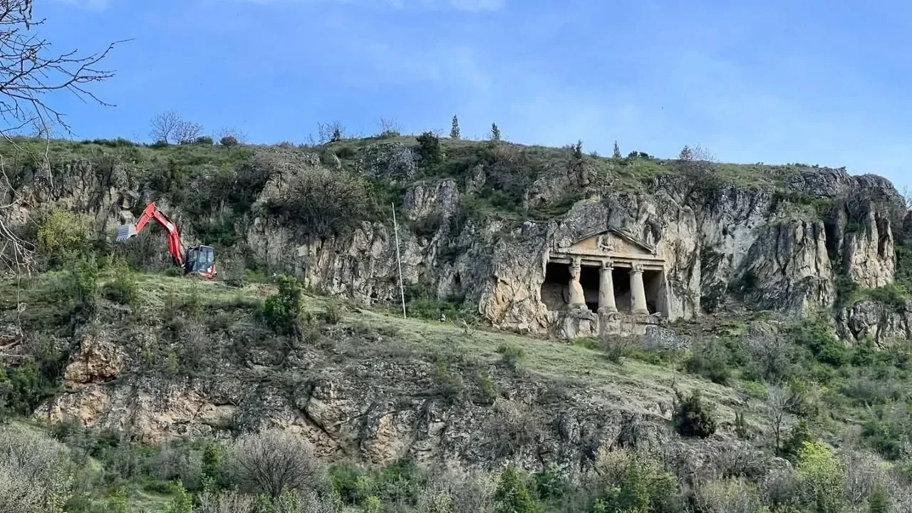 Boyabat’taki tarihi kaya mezarı ziyaretçilerin ilgi odağı oldu
