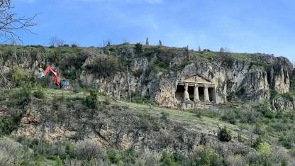 Boyabat’taki tarihi kaya mezarı ziyaretçilerin ilgi odağı oldu