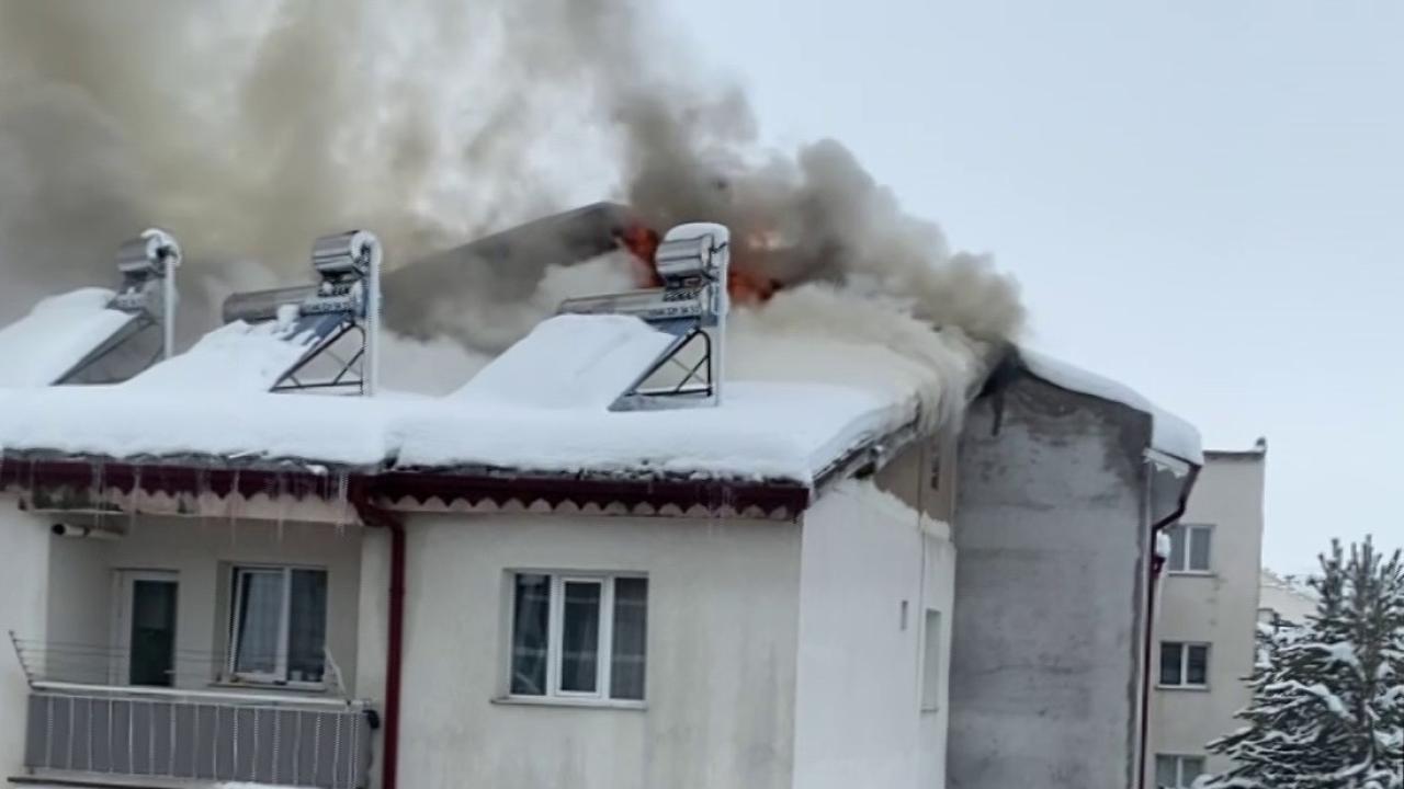 Çatıda çıkan yangın paniğe neden oldu