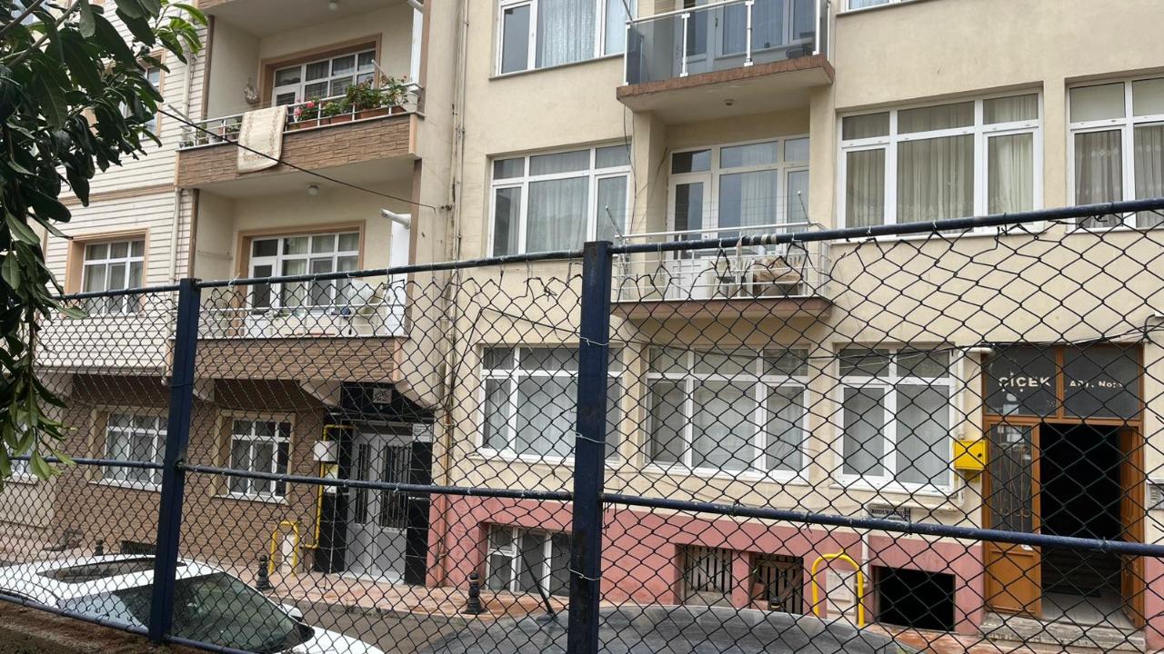 Devrilen ağacın parçaladığı teller tamir edildi