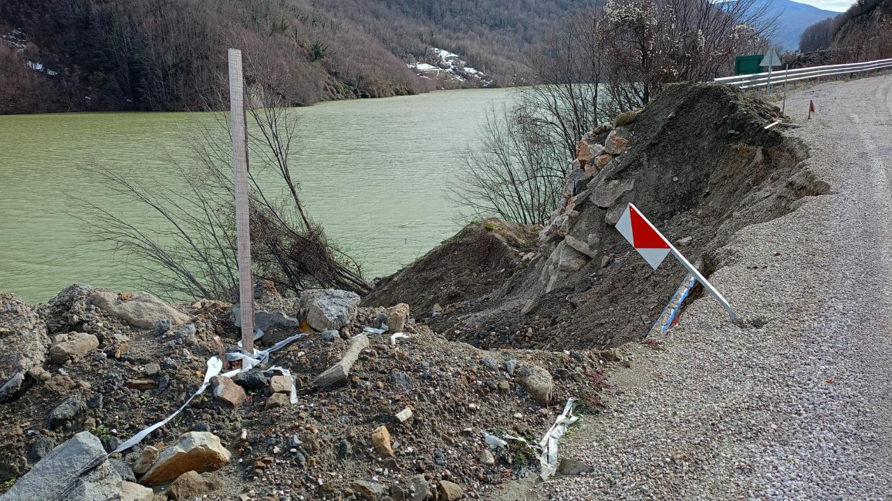 Erfelek'te korkutan toprak kayması