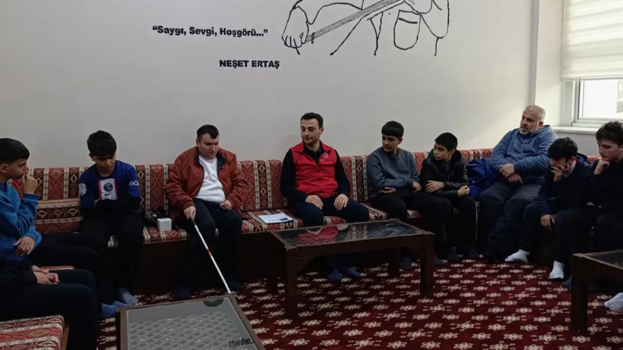Görme engelli birey öğrencilerle buluştu