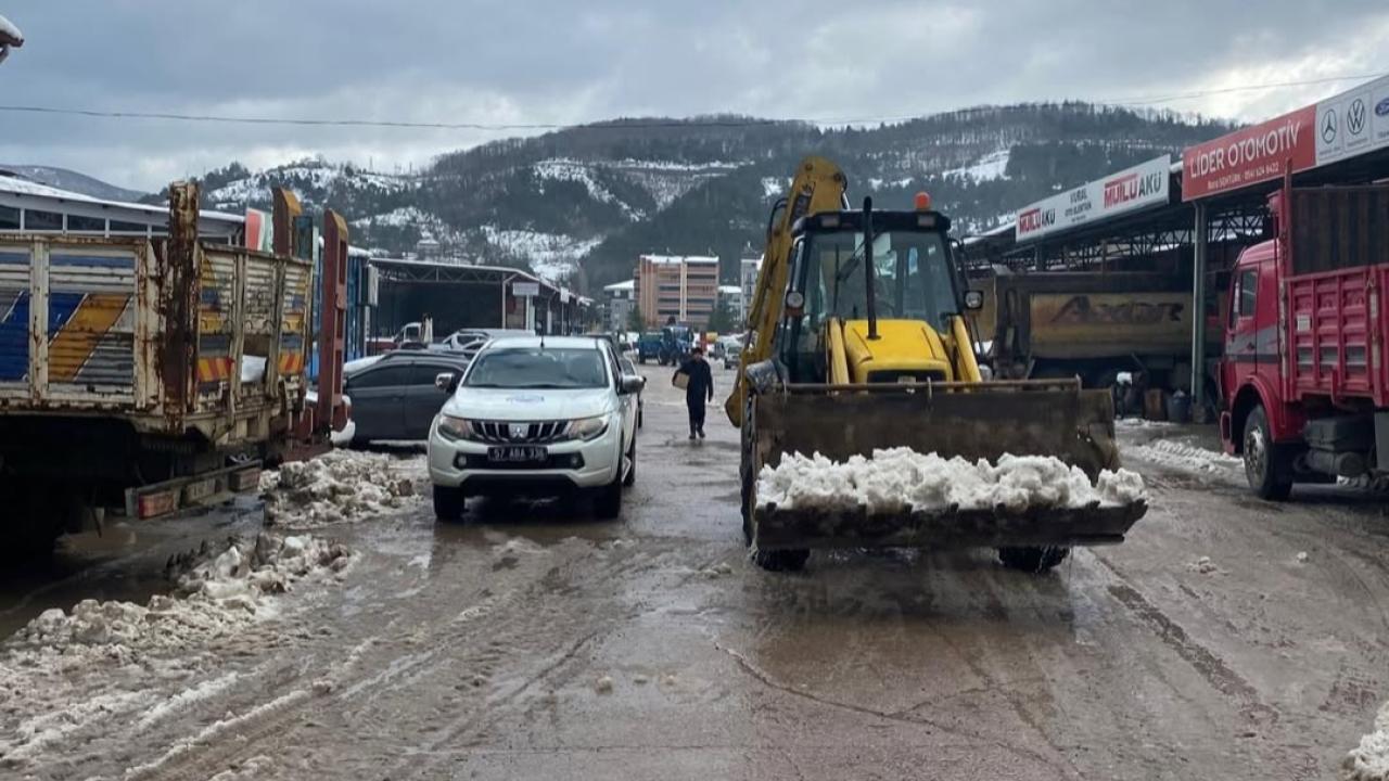 İlçede sanayi yolları kar küreme araçlarıyla açılıyor