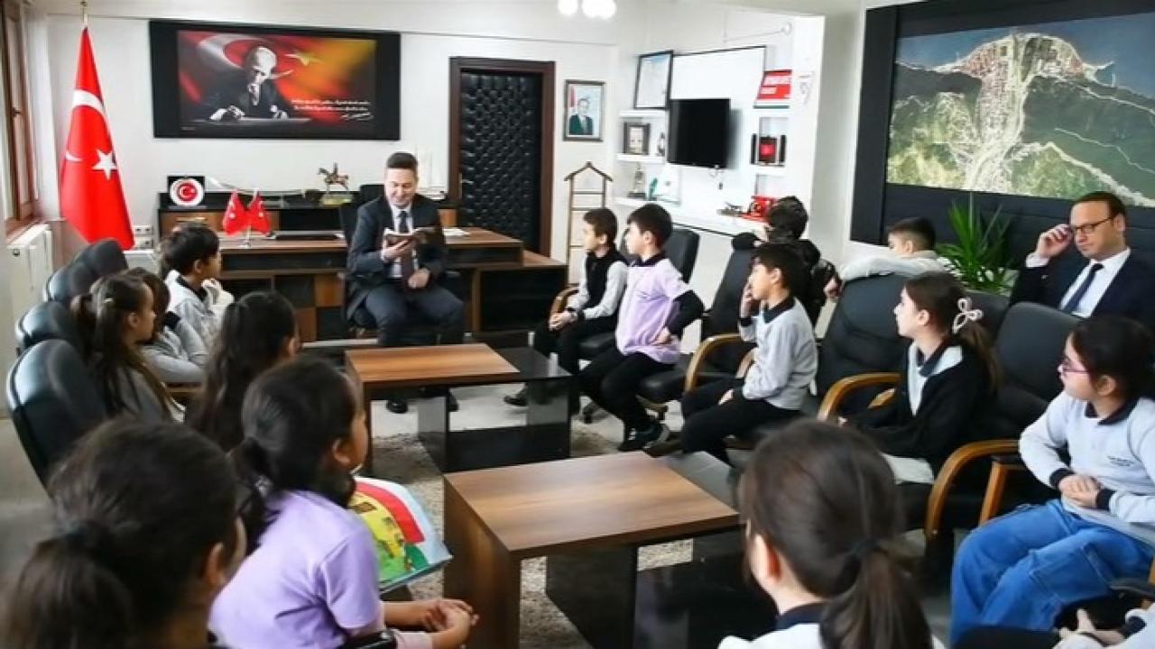 Kaymakam Çelik okudu, minikler dinledi