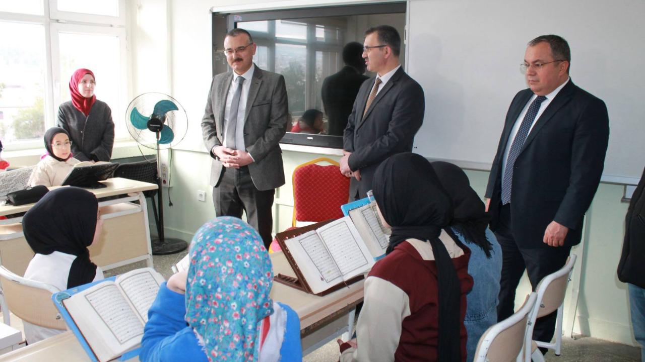 Kaymakam Yılmaz'dan geleceğin hafızlarına moral ziyareti