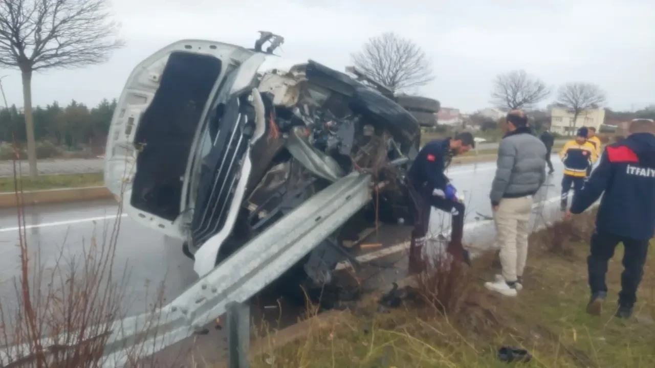 Kontrolden çıkan kamyonet devrildi