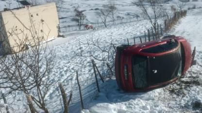 Kontrolden çıkan otomobil tarlaya yuvarlandı: 3 yaralı