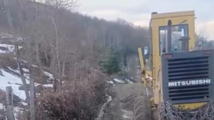 Köy yollarında kar engelini Özel İdare aşıyor