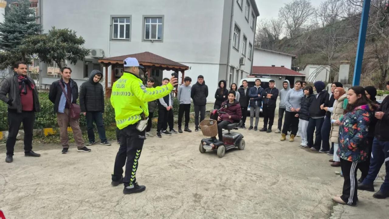 Liselilere emniyet bahçesinde uygulamalı trafik eğitimi