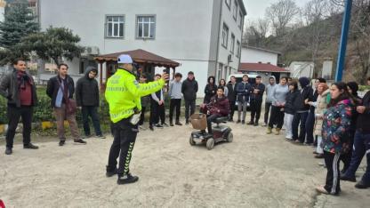 Liselilere emniyet bahçesinde uygulamalı trafik eğitimi
