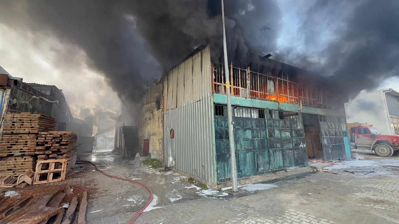 Mobilya atölyesi alevlere teslim oldu