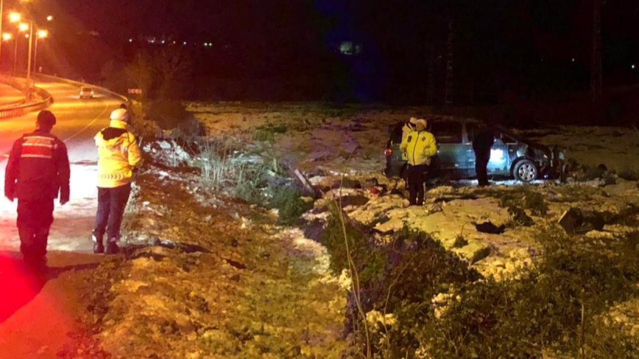 Otomobil tarlaya devrildi: 3 yaralı