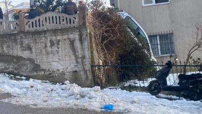 Buzda kayan otomobil apartman bahçesine düştü