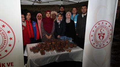 Uluslararası öğrencilerden Miraç Kandili’nde lokma ikramı