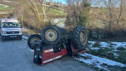 Devrilen traktörün altında kalan sürücü hayatını kaybetti