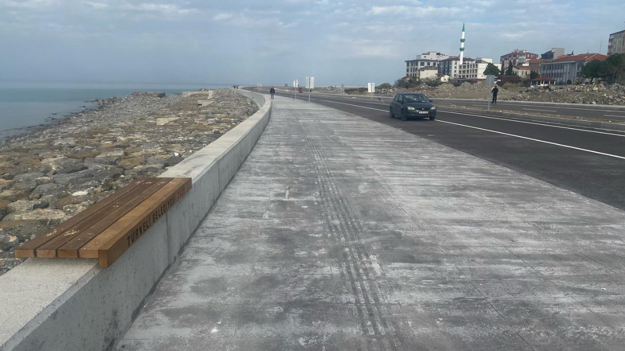 Sahil Yolu yürüyüş parkuruna yeni oturma alanları kazandırılıyor