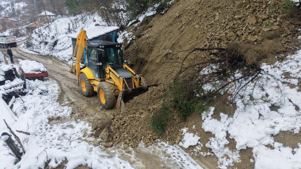 Sinop'ta kar yağışı toprak kaymasına neden oldu