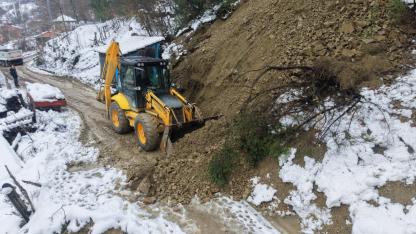 Sinop'ta kar yağışı toprak kaymasına neden oldu