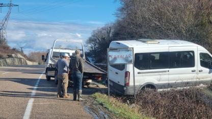 Sinop’ta minibüs yoldan çıktı
