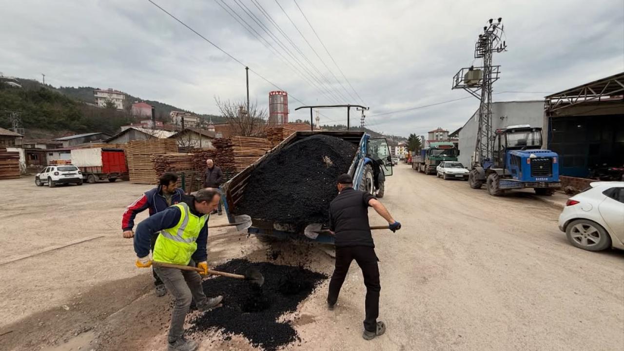 Ayancık Sanayi Sitesi’nde asfalt tamiri yapıldı
