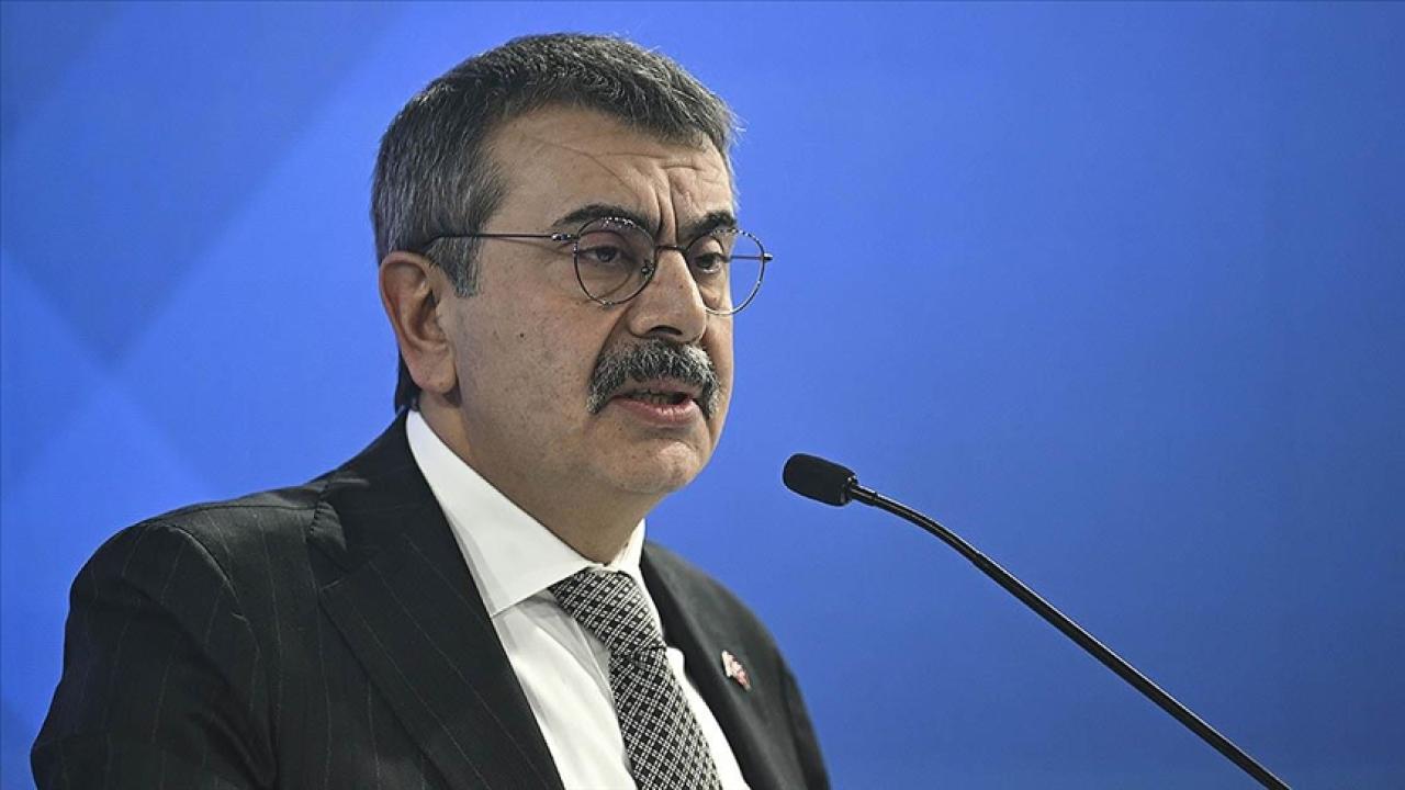 Bakan Tekin, Meclis'te gazetecilerin sorularını yanıtladı