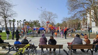 Çocuklar parka, büyükler güneşe koştu