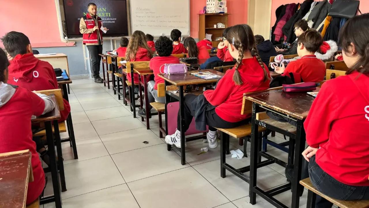 Çocuklara hem akran dersi hem dijital uyarı