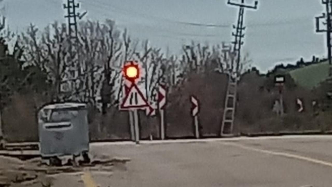 Çöken yola ışıklı önlem: Trafik tek şeride düştü